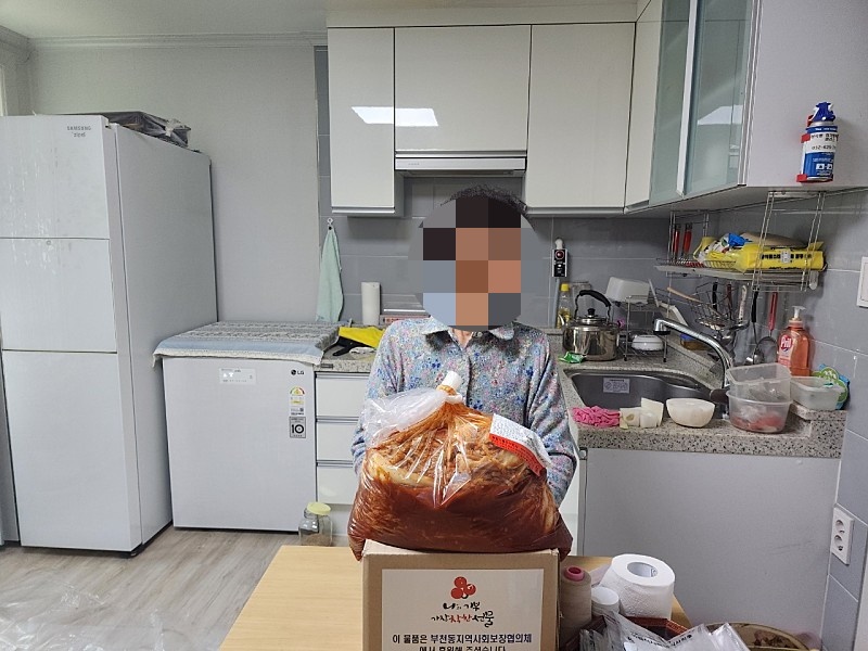 노인맞춤돌봄 부천동행정복지센터 김장김치 후원품 배부