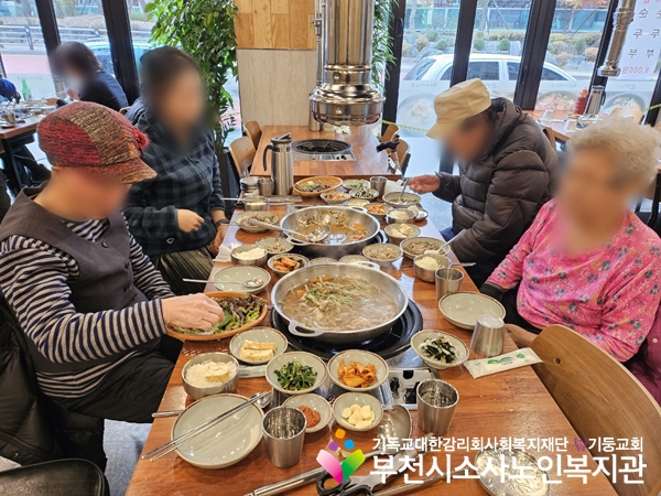 [지역사회보호사업] 11월 정기 외식지원 진행(윤갈비)