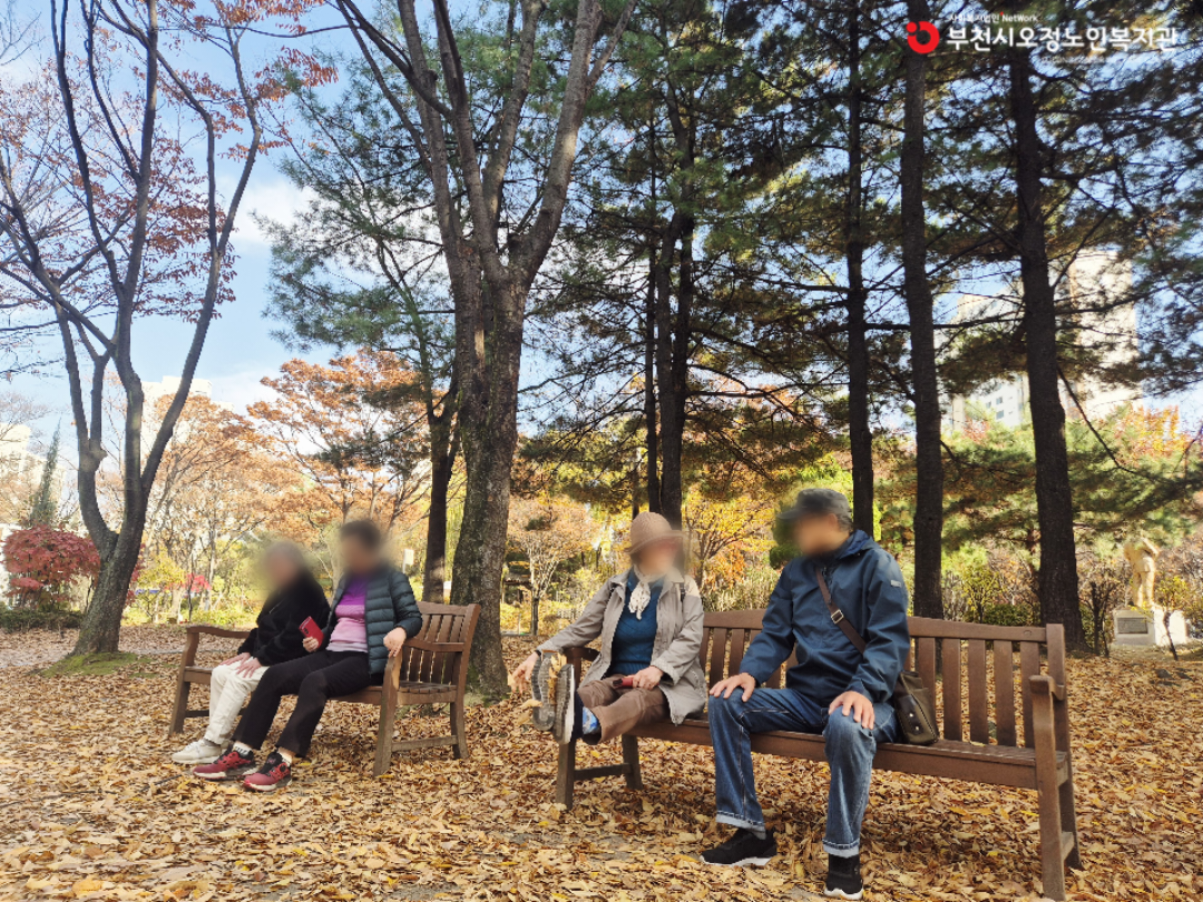 2025년 노인맞춤돌봄 특화서비스 3집단 자조모임 ‘또래 작품전시회 관람 – 공감의 시간’ 진행