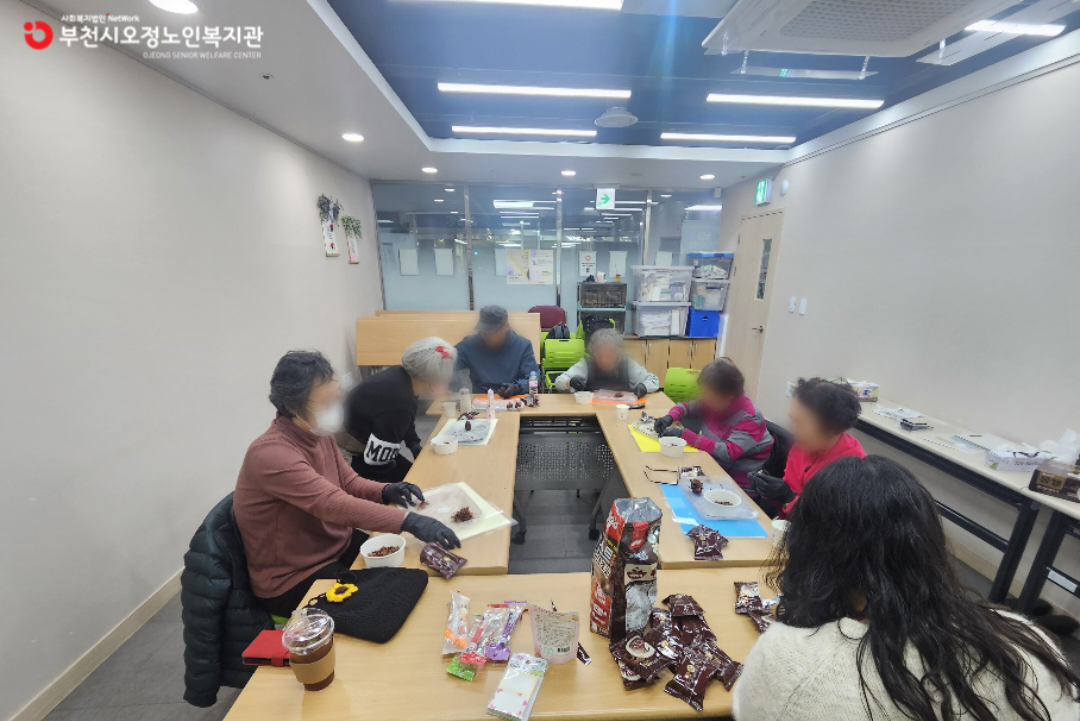 ​2025년 노인맞춤돌봄 특화서비스 3집단 자조모임 2회기 「솔방울 나눔 – 달콤한 온기 전하기」 진행