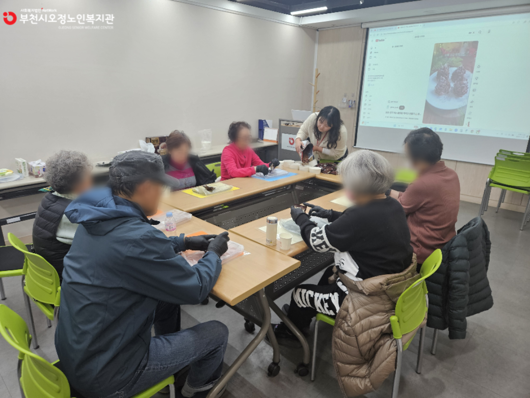 ​2025년 노인맞춤돌봄 특화서비스 3집단 자조모임 2회기 「솔방울 나눔 – 달콤한 온기 전하기」 진행