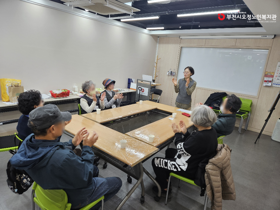 2025년 노인맞춤돌봄 특화서비스 3집단 푸드아트 「몸과 대화하기」 진행