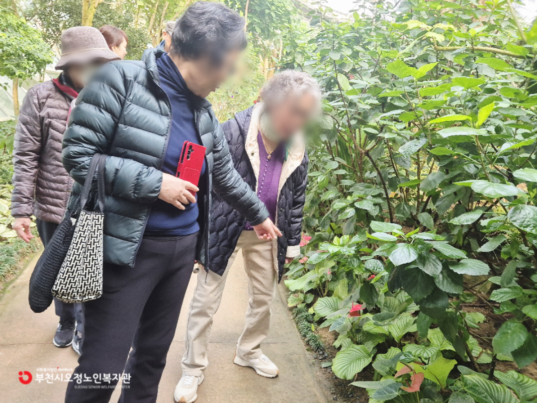 2025년 노인맞춤돌봄 특화서비스 3집단 자조모임 1회기 '가을 마실 – 수피아'에서 나누는 담소 진행