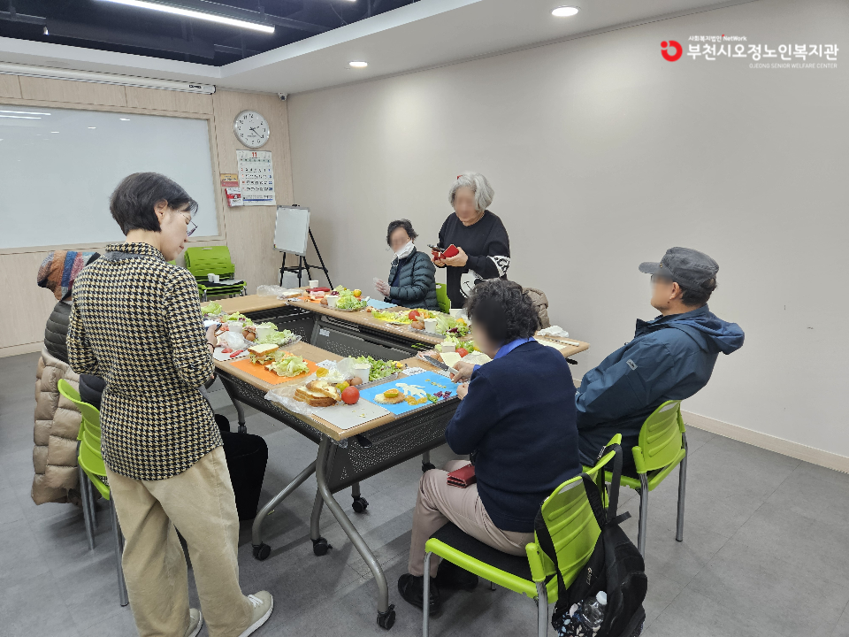 2025년 노인맞춤돌봄 특화서비스 3집단 푸드아트 「몸과 대화하기」 진행