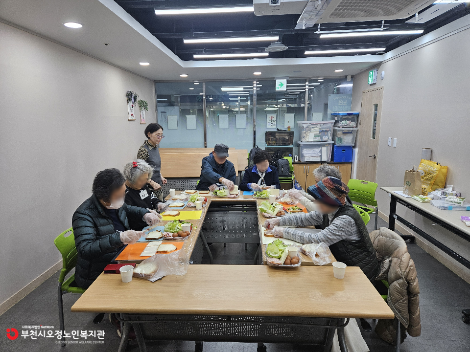 2025년 노인맞춤돌봄 특화서비스 3집단 푸드아트 「몸과 대화하기」 진행