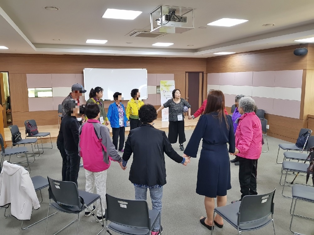 손잡고 인사하기