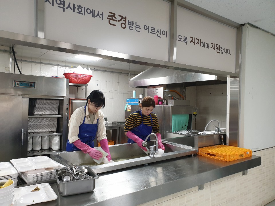경로식당 4월 자원봉사 진행