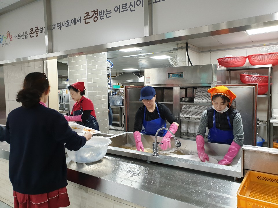 경로식당 3월 자원봉사 진행