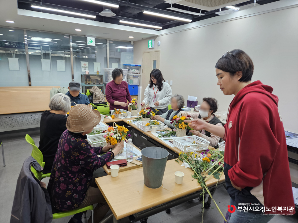 2025년 노인맞춤돌봄 특화서비스 우울형 3집단 원예치료 프로그램 ‘꽃바구니 만들기’를 진행