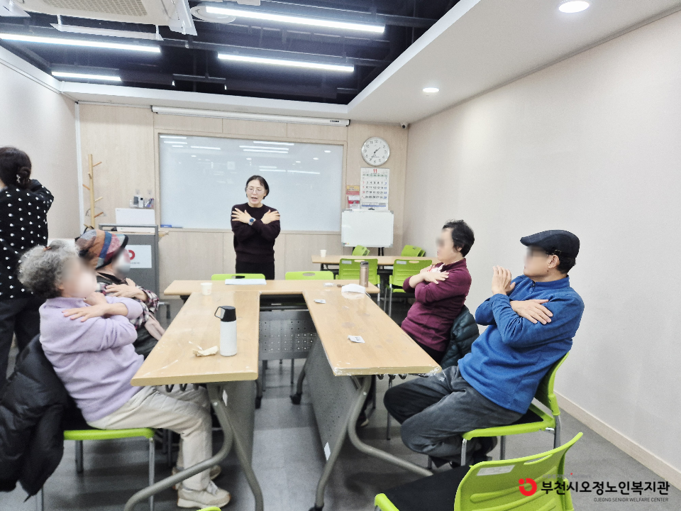 2025년 노인맞춤돌봄 특화서비스 3집단 자조모임 ‘나를 위한 파티(주먹밥)’ 프로그램을 진행