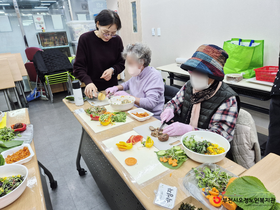 2025년 노인맞춤돌봄 특화서비스 3집단 자조모임 ‘나를 위한 파티(주먹밥)’ 프로그램을 진행