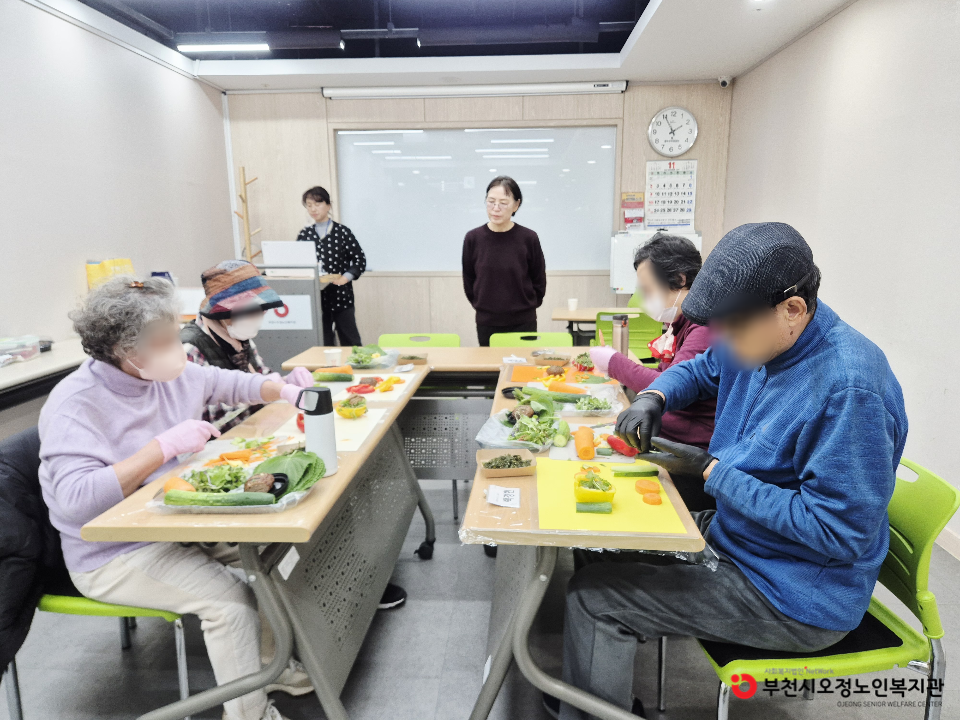 2025년 노인맞춤돌봄 특화서비스 3집단 자조모임 ‘나를 위한 파티(주먹밥)’ 프로그램을 진행