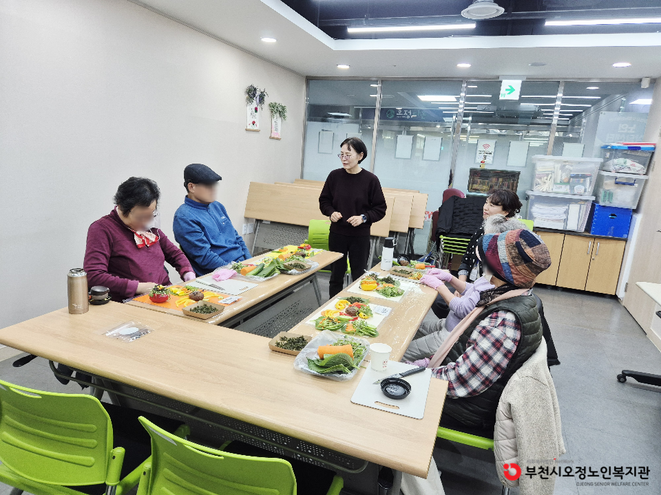 2025년 노인맞춤돌봄 특화서비스 3집단 자조모임 ‘나를 위한 파티(주먹밥)’ 프로그램을 진행