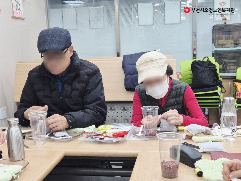 2025년 노인맞춤돌봄 특화서비스 3집단 프로그램 ‘따뜻한 겨울 준비 – 곡물 찜질팩 만들기’ 진행