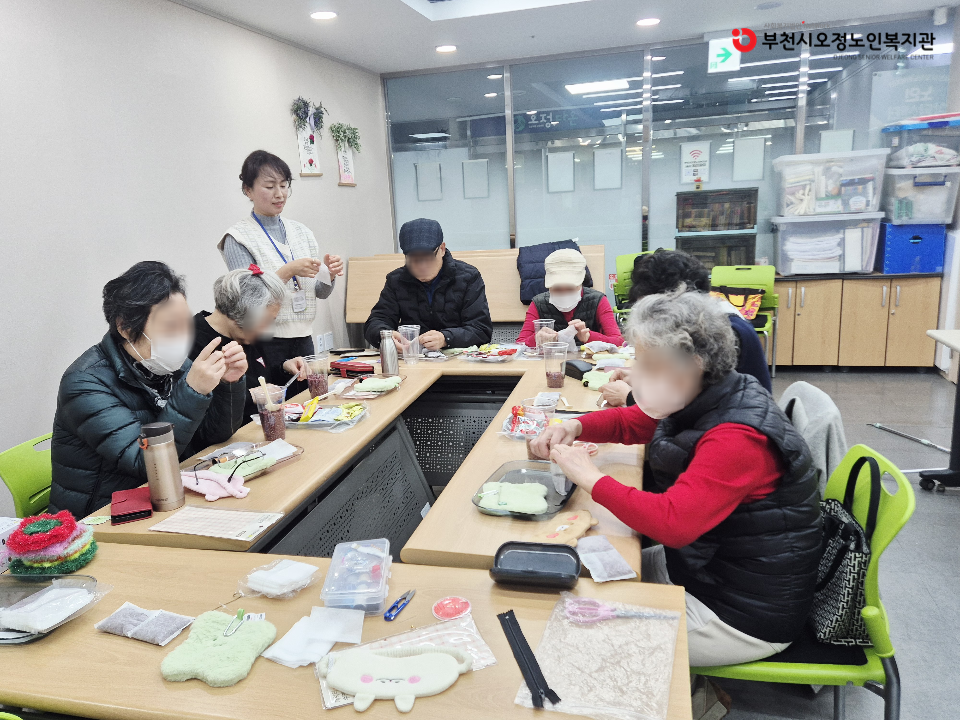 2025년 노인맞춤돌봄 특화서비스 3집단 프로그램 ‘따뜻한 겨울 준비 – 곡물 찜질팩 만들기’ 진행