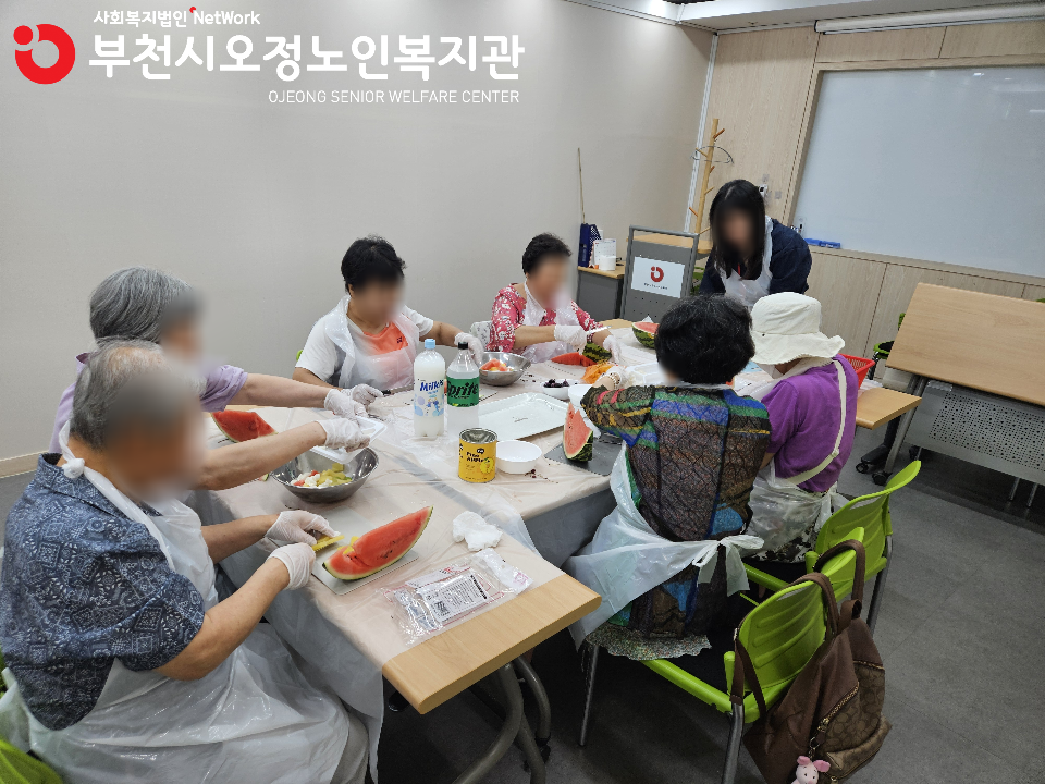 2025년 노인맞춤 특화서비스 2집단 6차 자조모임 '더위 싹! 화채 만들기'