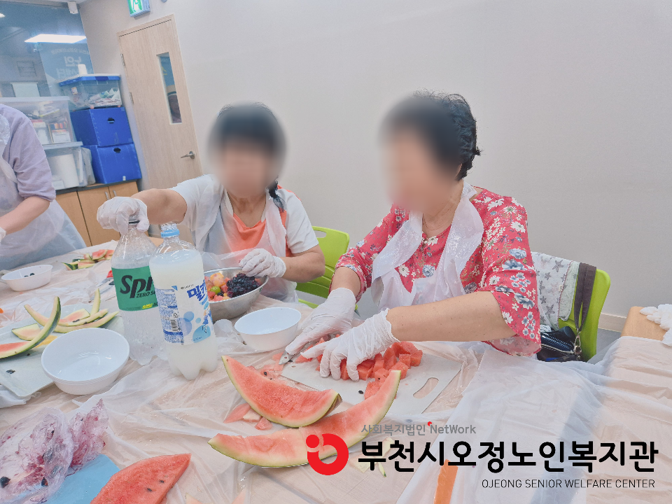 2025년 노인맞춤 특화서비스 2집단 6차 자조모임 '더위 싹! 화채 만들기'