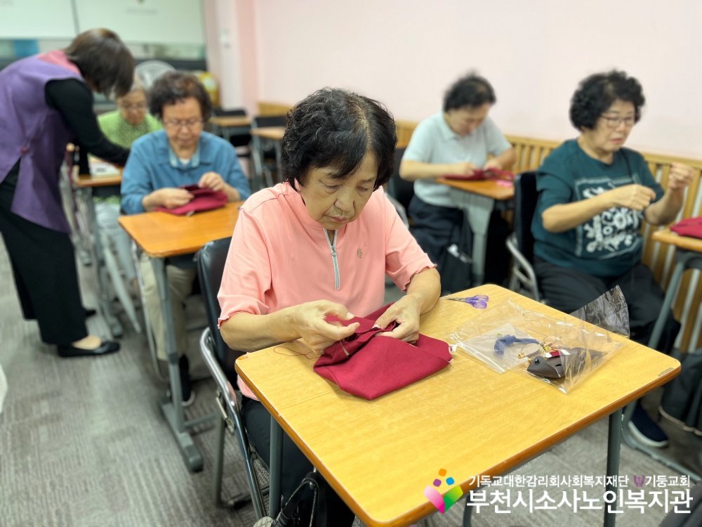 [노인자원봉사자관리사업] 찾아가는 경기도박물관 '꽃술주머니' 만들기 