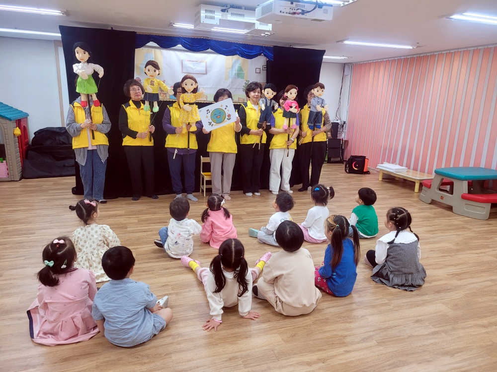 [노인자원봉사자관리사업] 2026년 4월 꿈드림실버인형극 외부공연 진행(샘솔어린이집) 